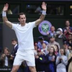 Andy Murray saluta il pubblico di Wimbledon