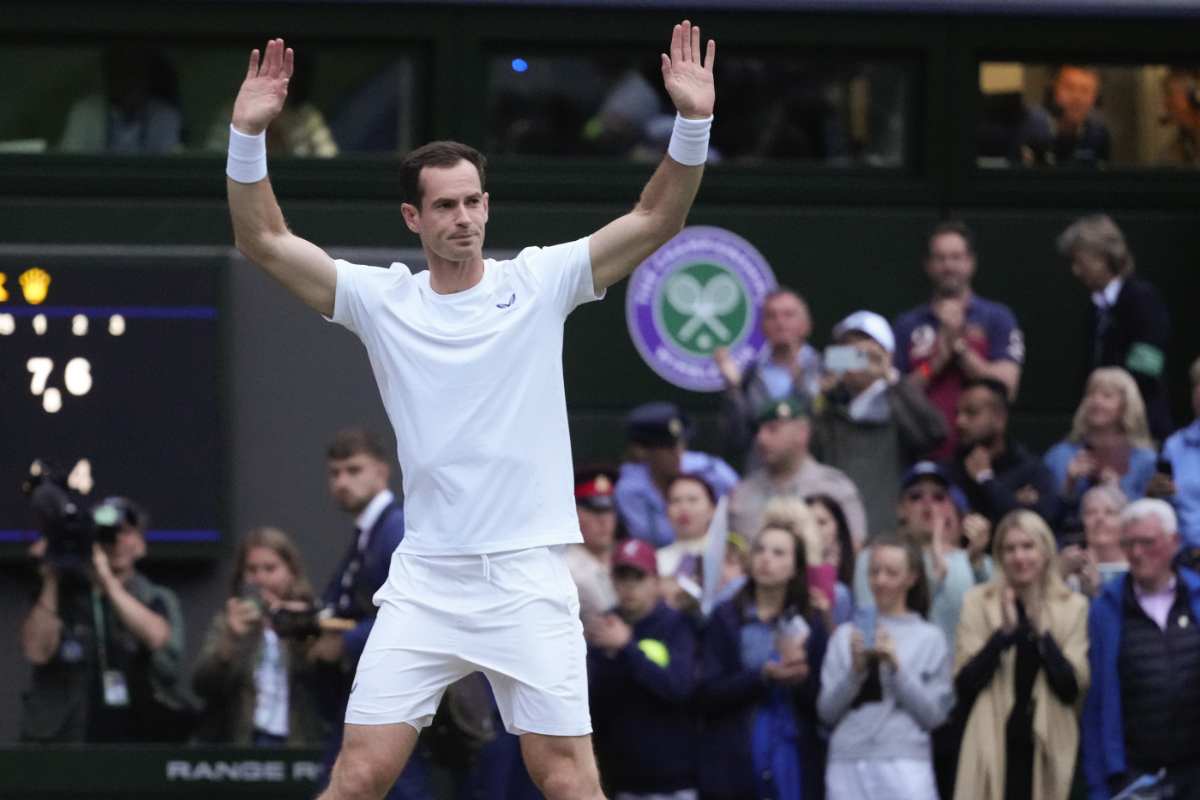 Andy Murray saluta il pubblico di Wimbledon