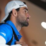 Matteo Berrettini con lo sguardo rivolto al campo