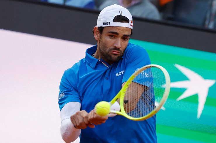 Matteo Berrettini colpisce la palla di rovescio
