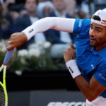 Berrettini con una vistosa fascia sul braccio destro