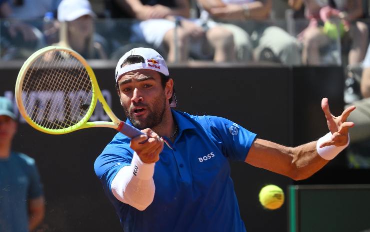 Berrettini colpisce la palla di dritto