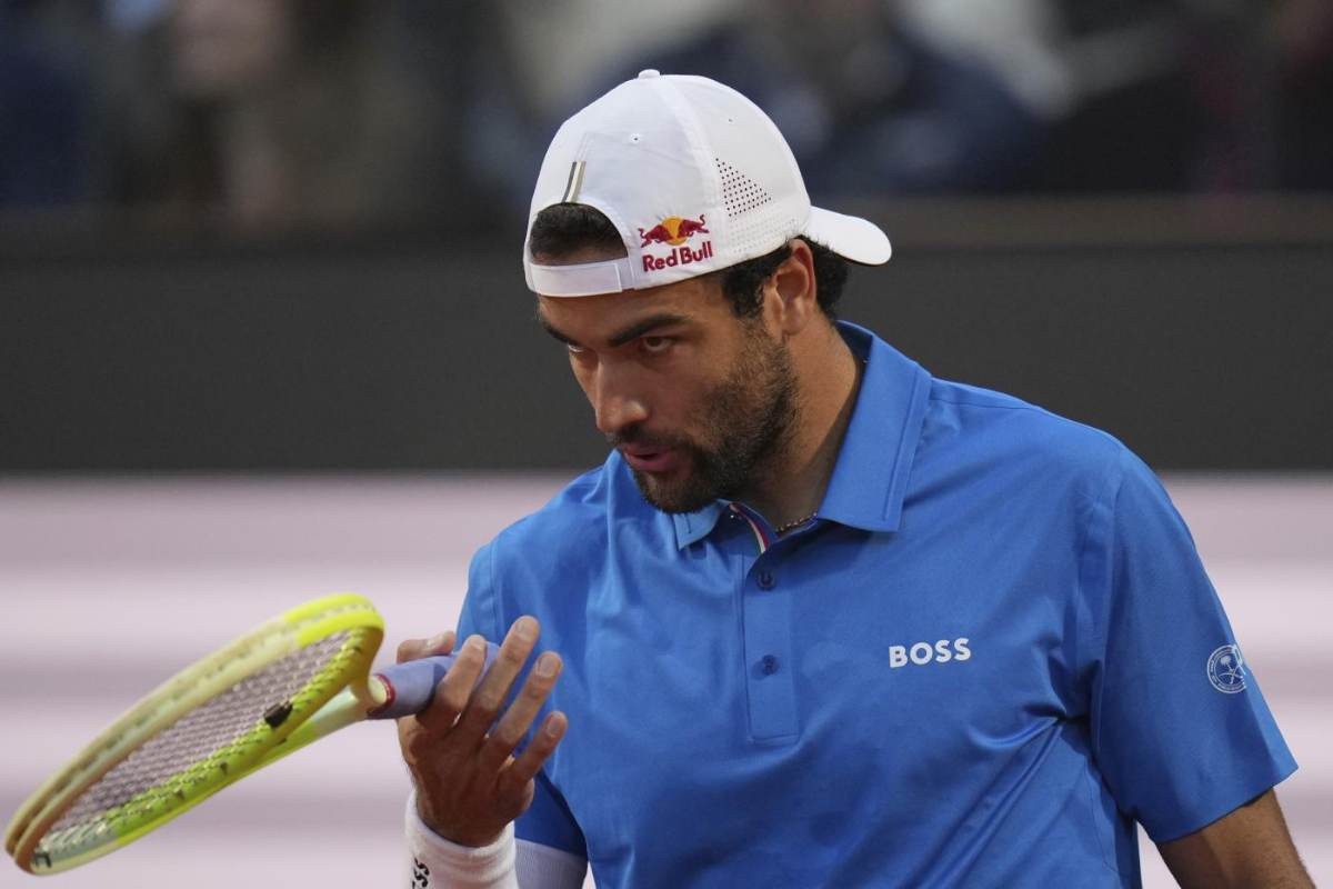 Berrettini si soffia sulla mano