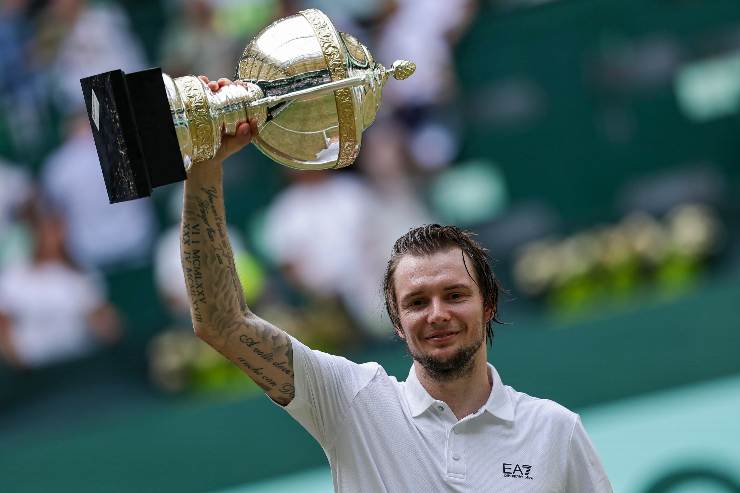 Alexandr Bublik alza il trofeo vinto a Halle