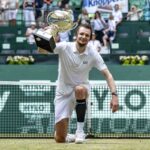 Alexander Bublik con il trofeo vinto a Halle