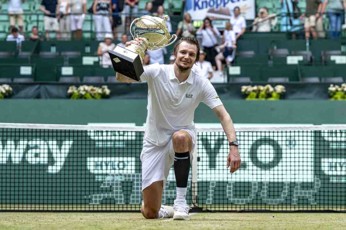 Alexander Bublik con il trofeo vinto a Halle