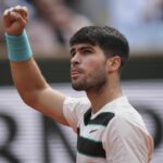 Carlos Alcaraz esulta per la vittoria