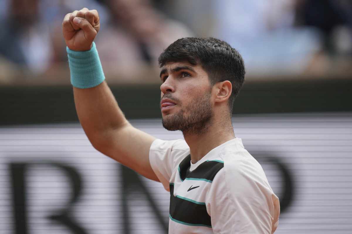 Carlos Alcaraz esulta per la vittoria