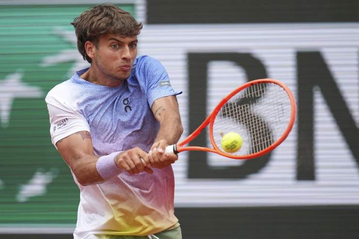 Flavio Cobolli colpisce di rovescio a due mani