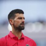 Novak Djokovic con lo sguardo rivolto in tribuna