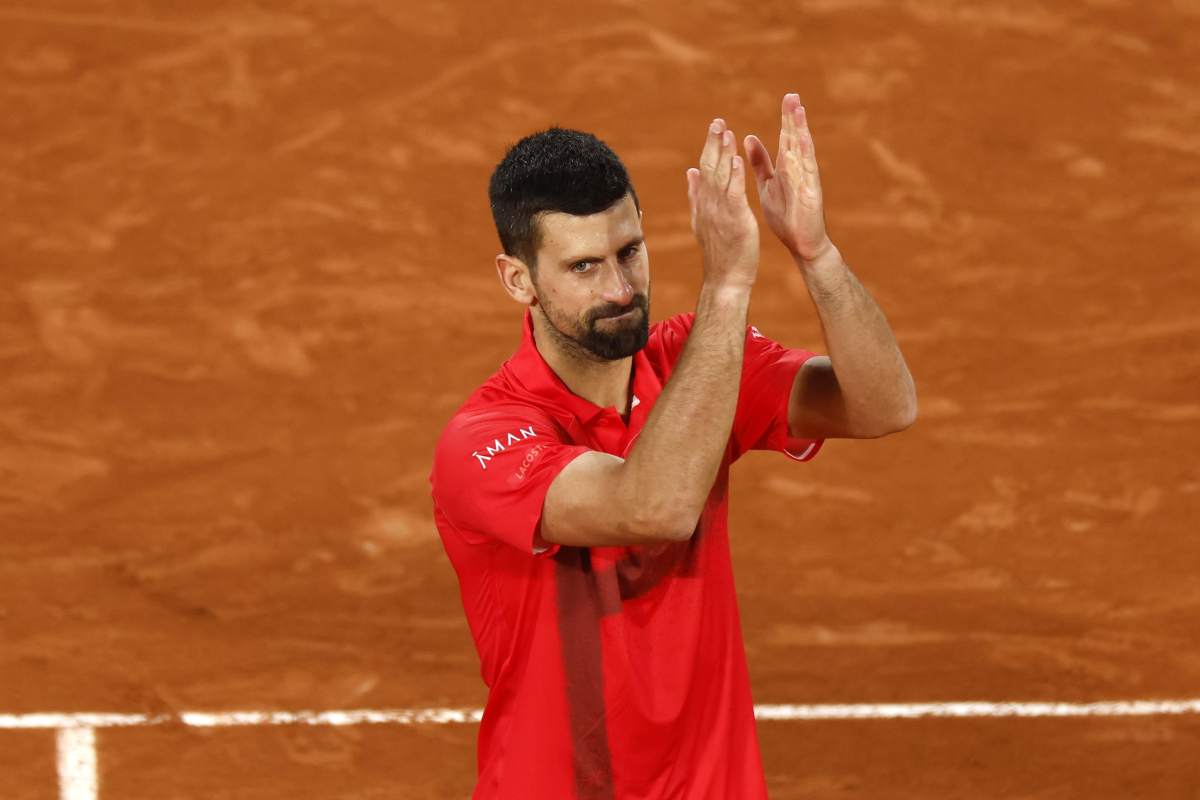 Novak Djokovic applaude i fan