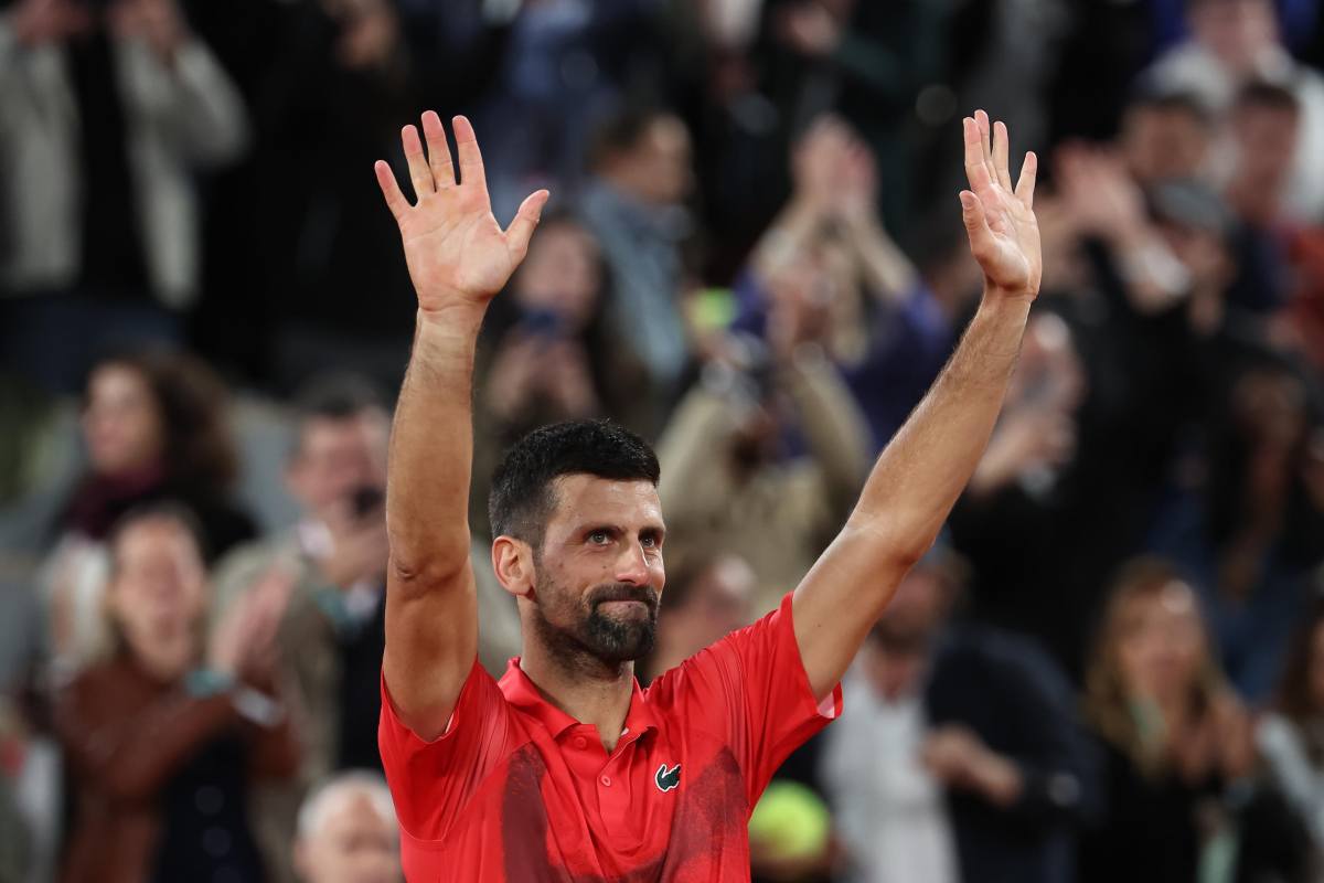Novak Djokovic saluta i fan