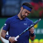 Fabio Fognini osserva la racchetta