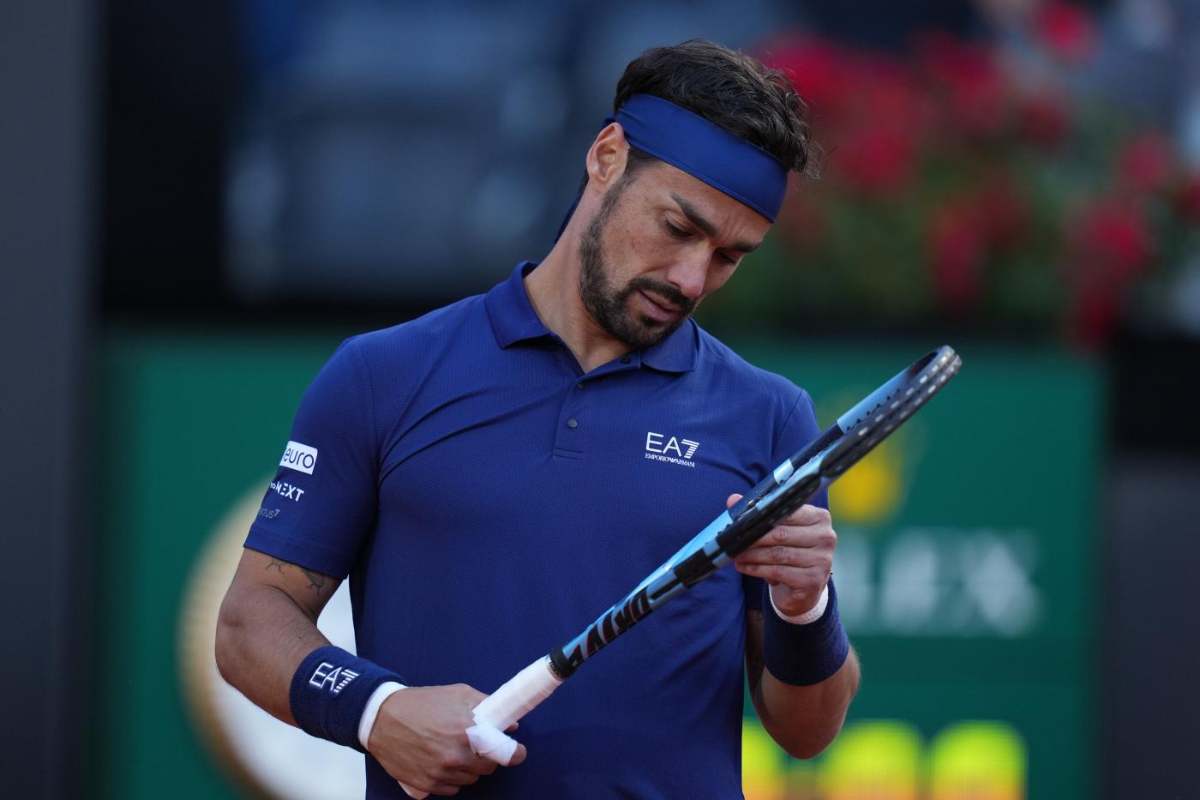 Fabio Fognini osserva la racchetta