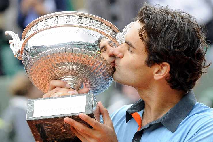 Federer con il trofeo del Roland Garros