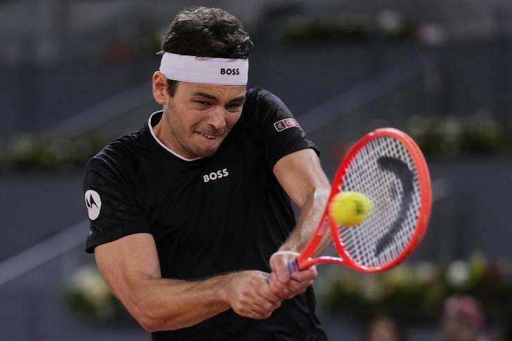Taylor Fritz colpisce la palla di rovescio