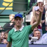 Jannik Sinner saluta il pubblico