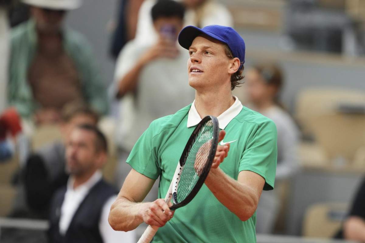 Jannik Sinner applaude il pubblico a fine partita