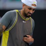 Nick Kyrgios si tocca lo stomaco