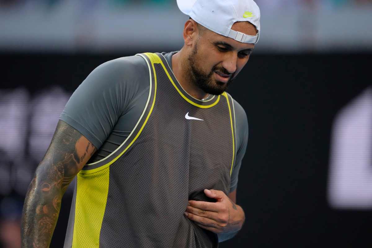 Nick Kyrgios si tocca lo stomaco