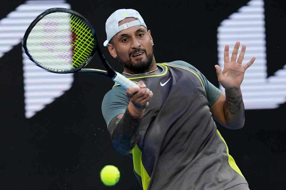 Nick Kyrgios in campo con una canotta grigia