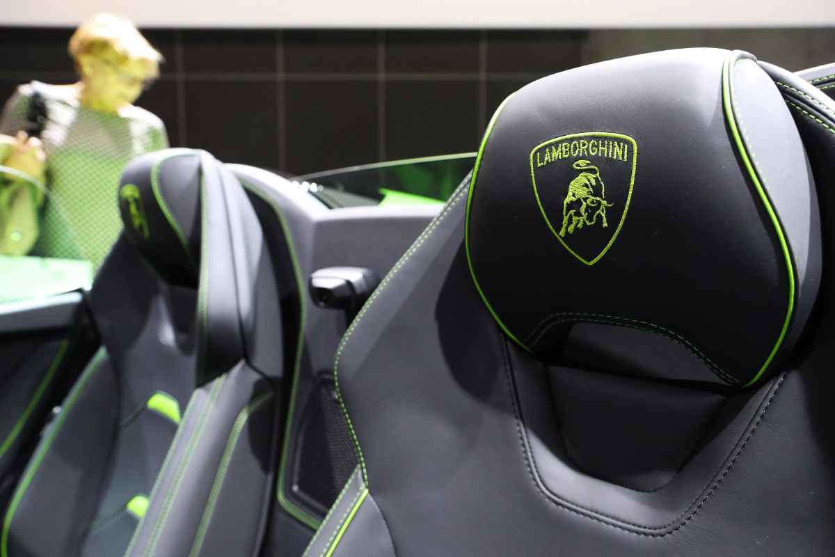 sedili con logo Lamborghini