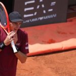 Matteo Arnaldi con le mani sul volto