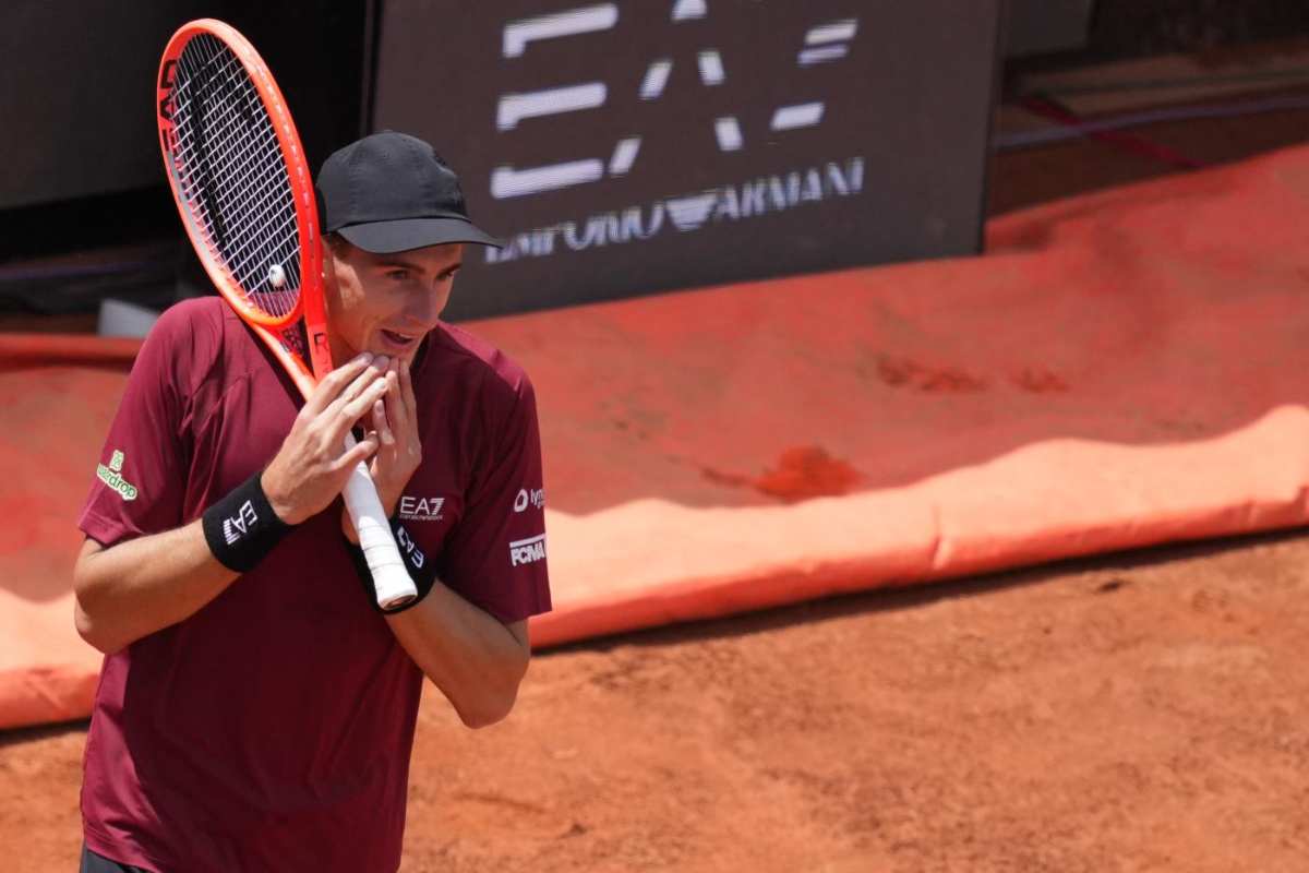 Matteo Arnaldi con le mani sul volto