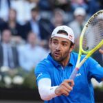 Matteo Berrettini si coordina per colpire la pallina