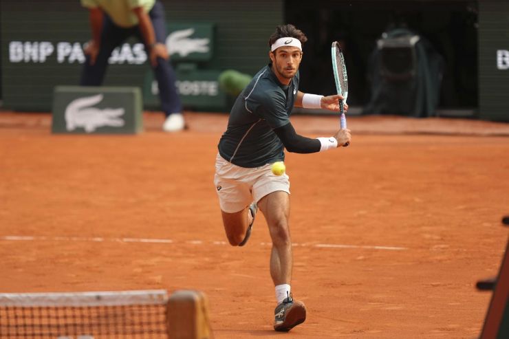 Lorenzo Musetti in azione al Roland Garros