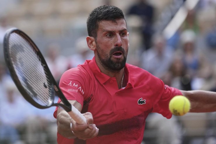 Novak Djokovic si coordina per colpire la palla