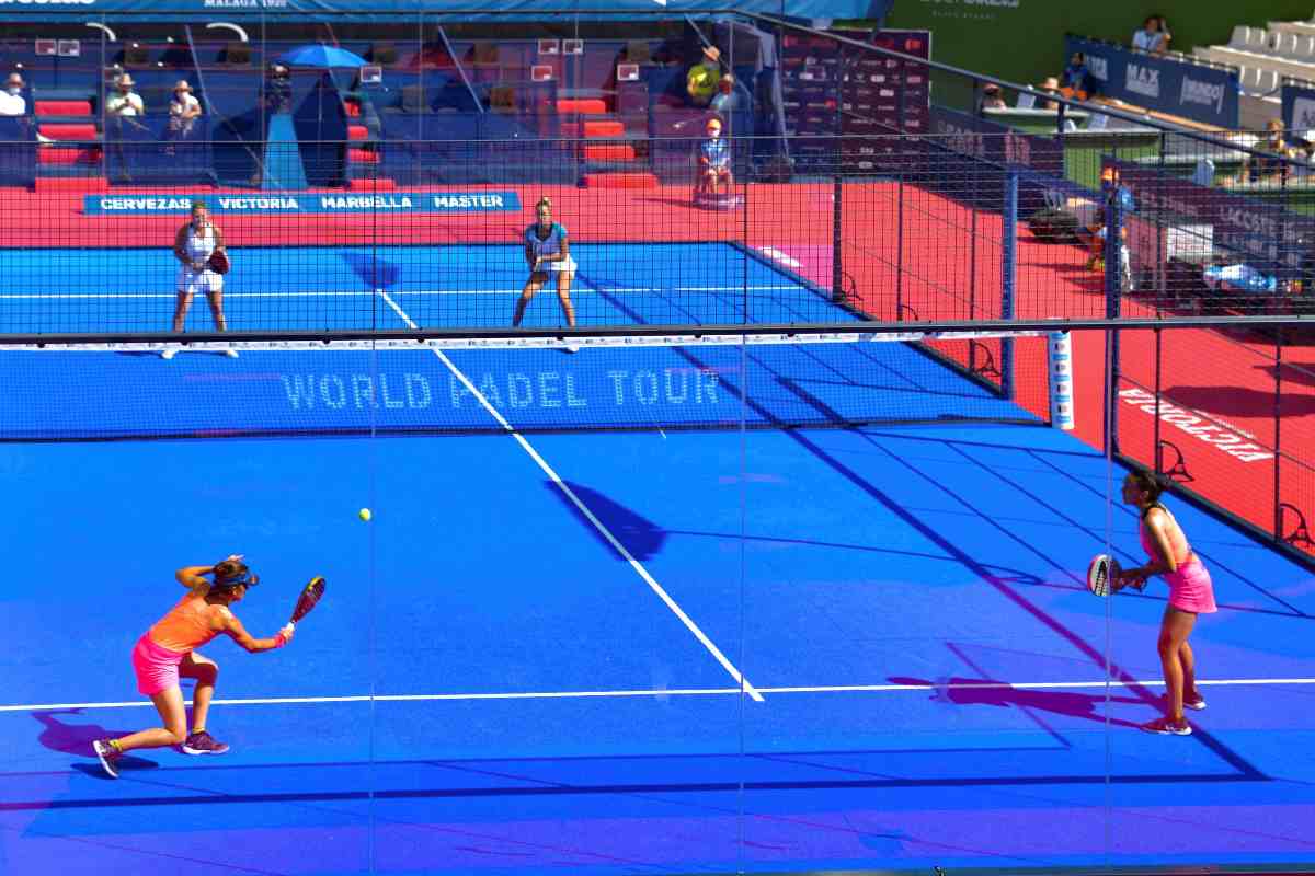 sfida doppia su un campo di Padel