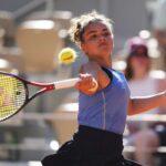 Jasmine Paolini si coordina per colpire la palla