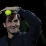 Roger Federer con una pallina di tennis in mano