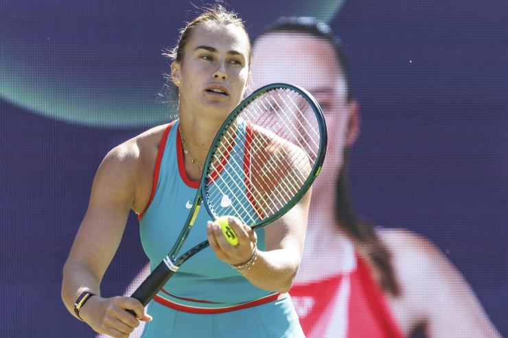 Aryna Sabalenka si appresta a servire