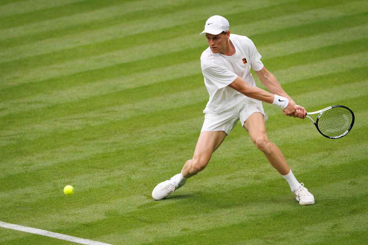 Sinner si allena a Wimbledon