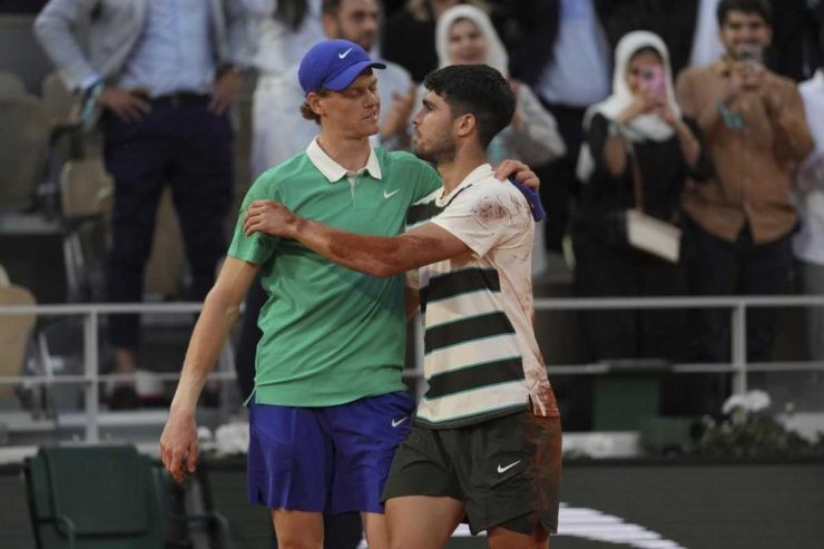 Sinner saluta Alcaraz alla fine del match di Parigi