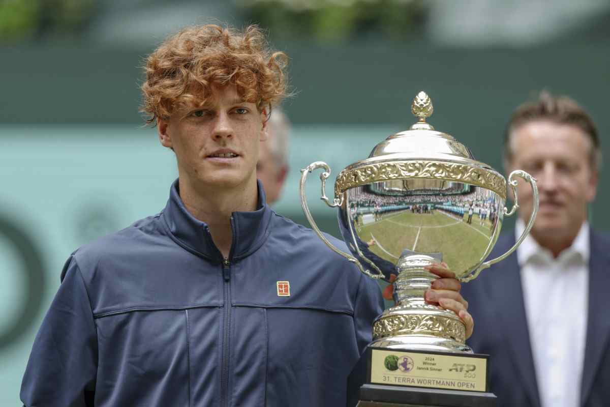 Jannik Sinner con il trofeo di Halle