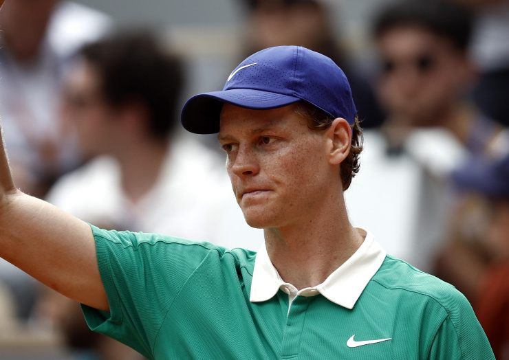 Jannik Sinner saluta il pubblico di Parigi