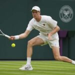 Jannik Sinner si allena a Wimbledon