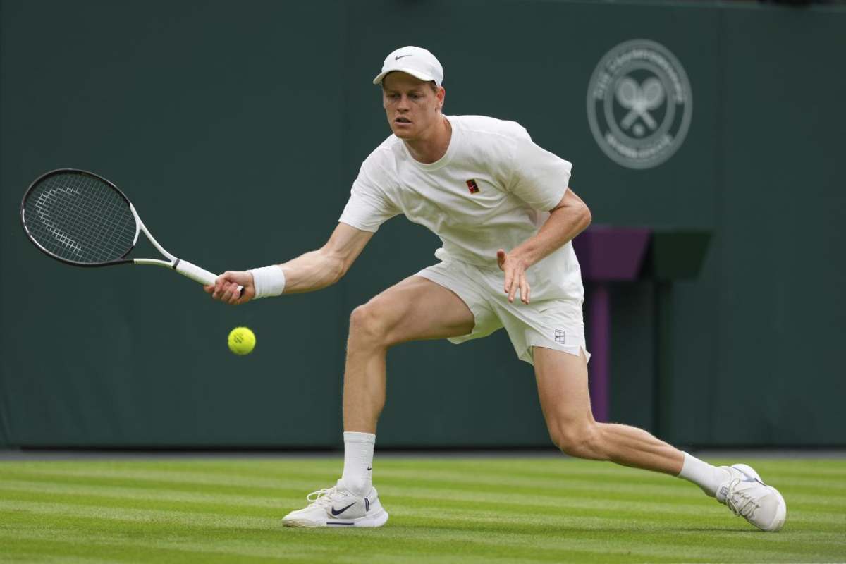 Jannik Sinner si allena a Wimbledon