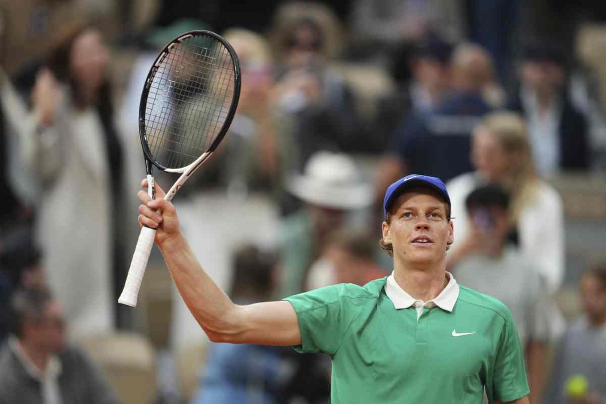 Jannik Sinner saluta il pubblico