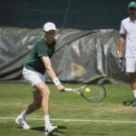 Jannik Sinner si allena a Wimbledon