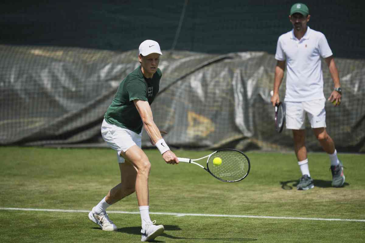 Jannik Sinner si allena a Wimbledon