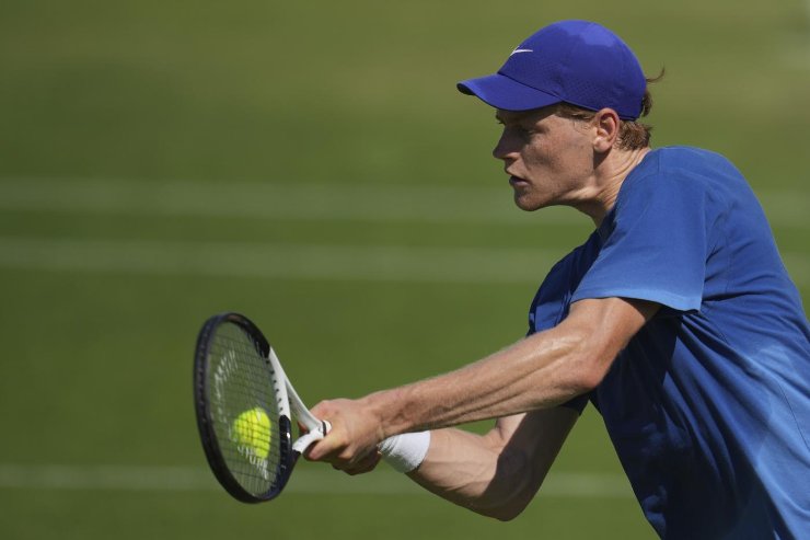 Sinner in allenamento a Wimbledon