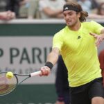 Stefanos Tsitsipas colpisce la palla