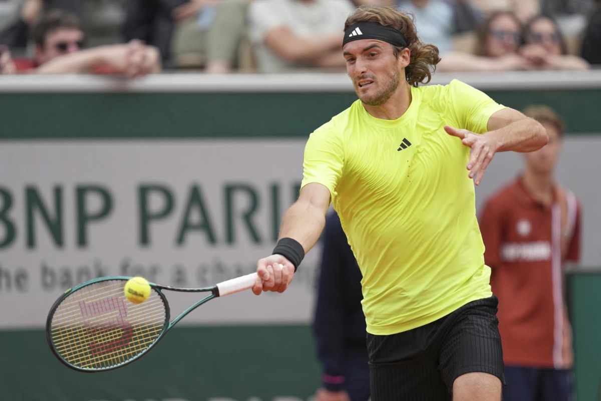Stefanos Tsitsipas colpisce la palla