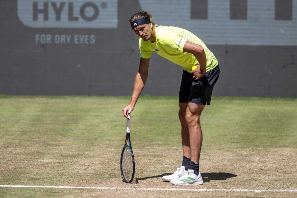 Zverev piegato in due in campo
