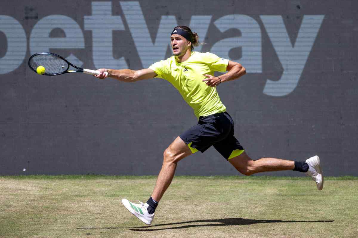 rincorsa di Zverev in campo 