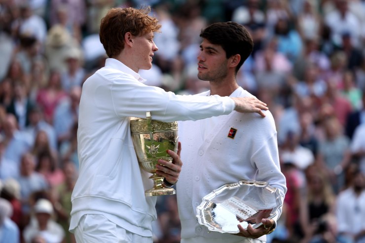 Jannik Sinner e Carlos Alcaraz dopo la finale di Wimbledon